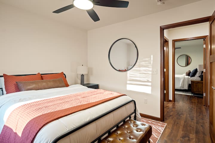 主层卧室配备一张标准双人床、牧场景观和透光窗帘。 