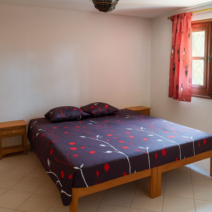 Habitación espaciosa, con armario grande, baño, posibilidad de cuna