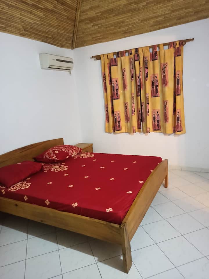 Habitación climatizada con vestidor grande y baño