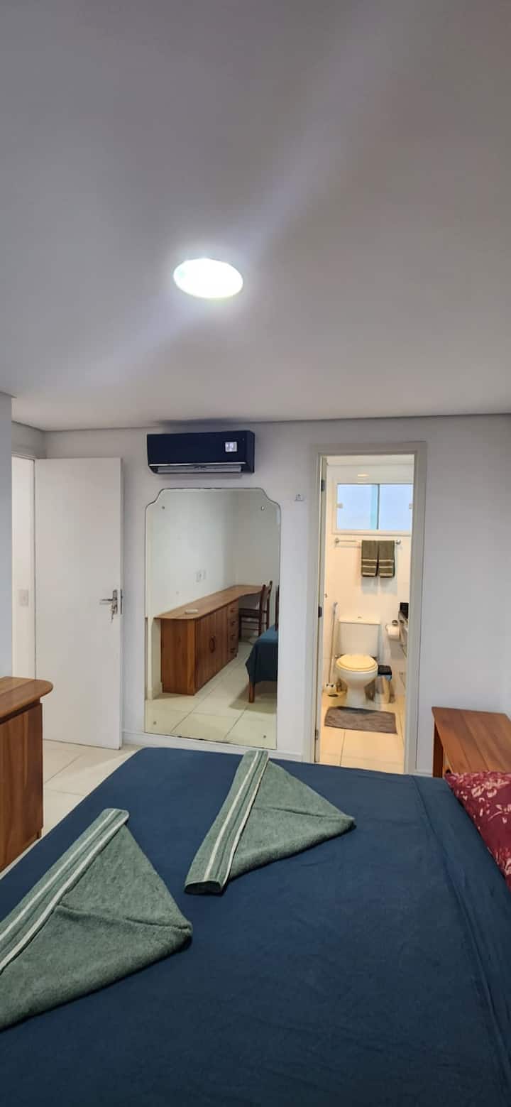 Апартман 2 со клима уред, двоен кревет, биро за пишување за вашата домашна канцеларија и гардероба. Нудиме комплет постелнина за секој домаќин. 