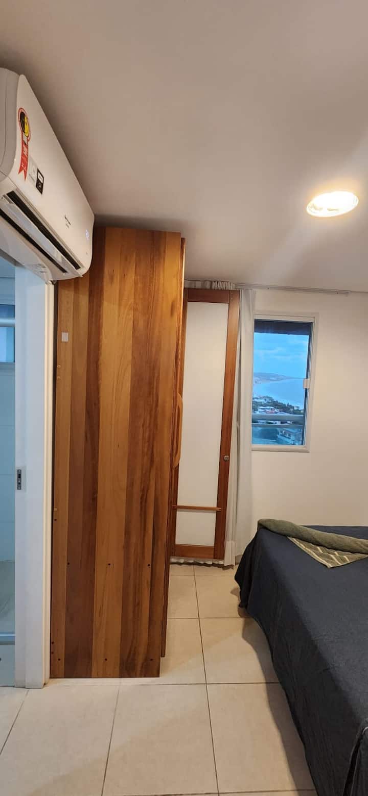 Апартман 1 со клима уред, двоен кревет и гардероба. Нудиме комплет постелнина за секој домаќин. 