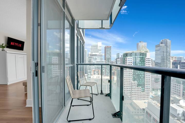 Cozy 2 bed Condo Near Scotiabank/Rogers/Union gallery image 4