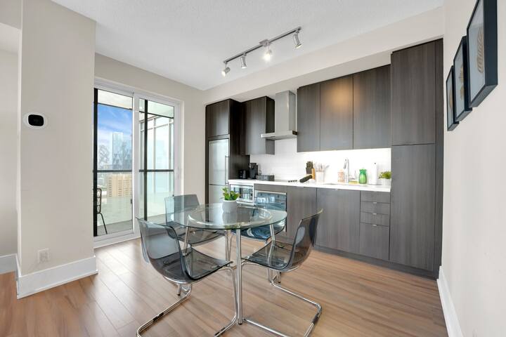 Cozy 2 bed Condo Near Scotiabank/Rogers/Union gallery image 3