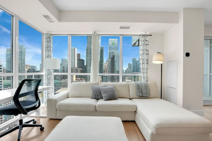 Cozy 2 bed Condo Near Scotiabank/Rogers/Union