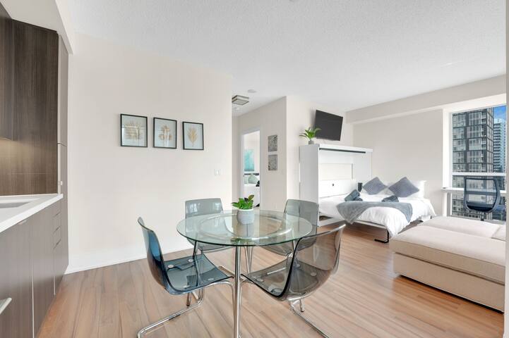 Cozy 2 bed Condo Near Scotiabank/Rogers/Union gallery image 2