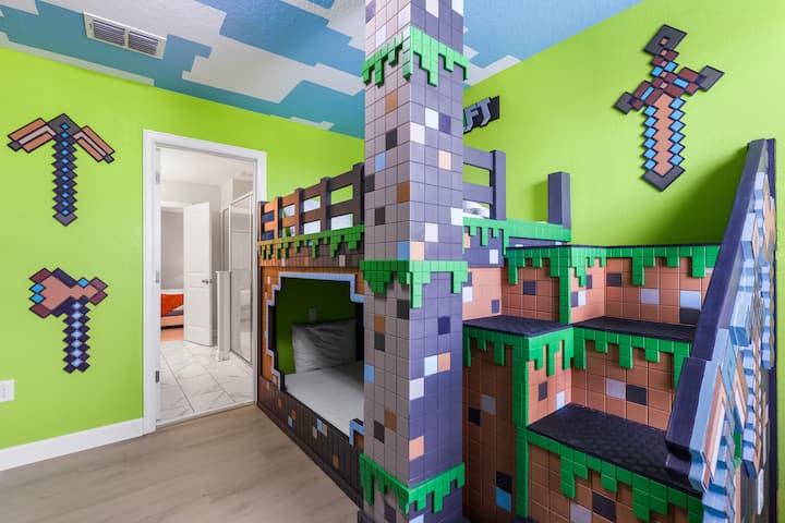 Minecraft Miner 's Den (habitación temática de Minecraft) con cuatro camas individuales y baño completo compartido.