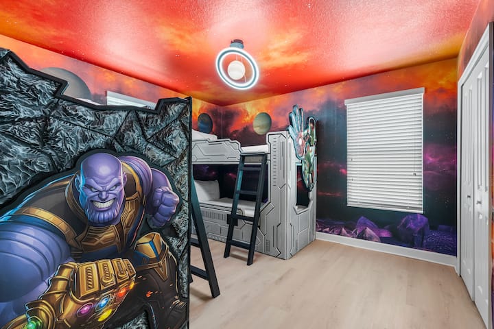 La habitación Infinity (habitación temática de los Vengadores) con cuatro camas de una plaza