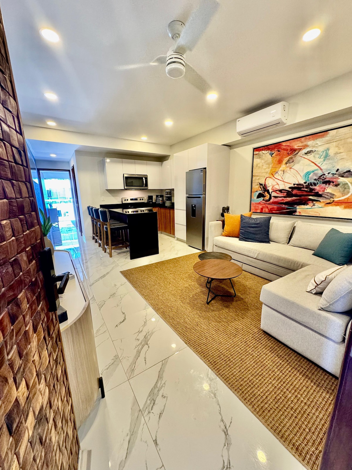 החדר מציע ספה נפתחת בגודל קווין סייז