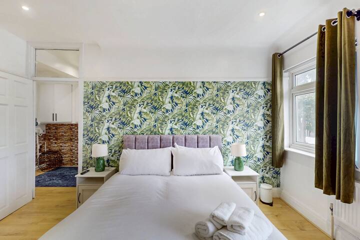 Удобно двойно легло в основната спалня, което предлага перфектното съчетание от естествена светлина и декор, за да освежи стаята.