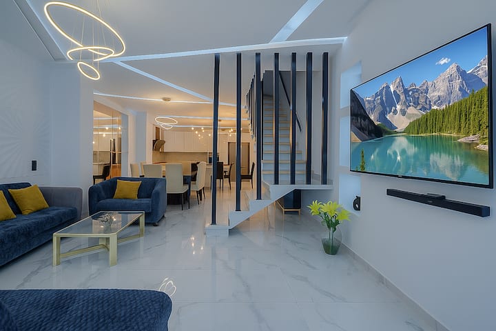 ห้องนั่งเล่นในร่มกว้างขวาง: มีโซฟา 2 ตัว + เตียงคิงไซส์ (ชั้นล่าง)