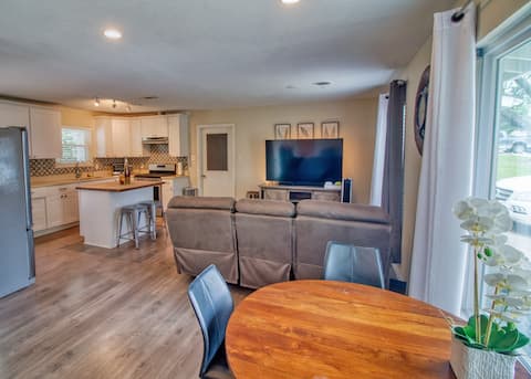 Top performing Airbnb: Quiet home near airport, hot tub in North Central