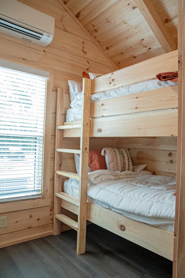 Vychutnajte si pohodlie 3 jednolôžkových poschodových postelí. Deti aj dospelí si vytvoria vzácne spomienky. 