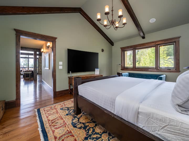 Chumba cha kulala kwenye Ghorofa Kuu na Kitanda aina ya King