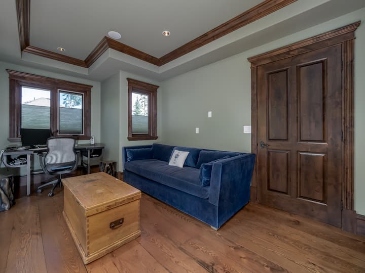 Ofisi kwenye Ghorofa Kuu yenye Kitanda cha Sofa cha Ukubwa wa Malkia