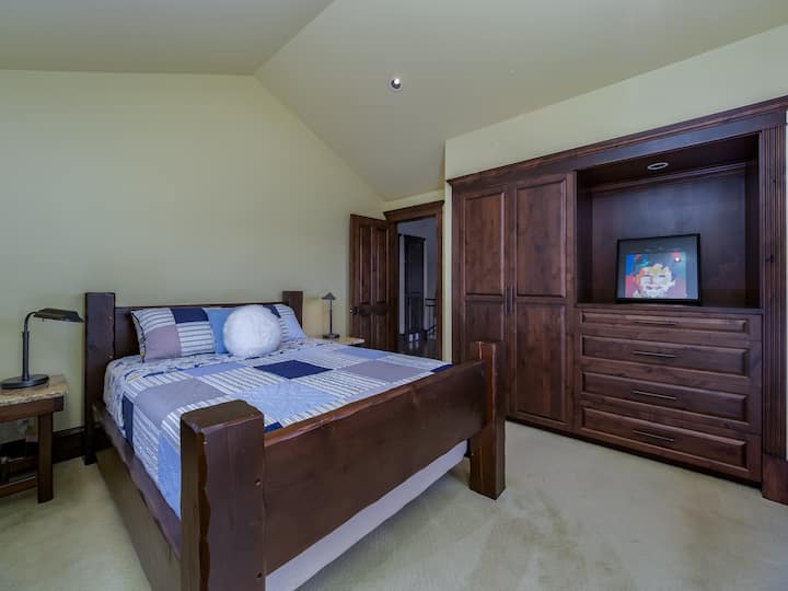 Chumba cha pili cha kulala kwenye Ghorofa ya Juu na Kitanda aina ya Queen