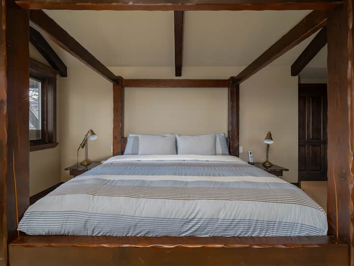 Kitanda aina ya King katika Chumba Maalumu cha Chumba cha kulala