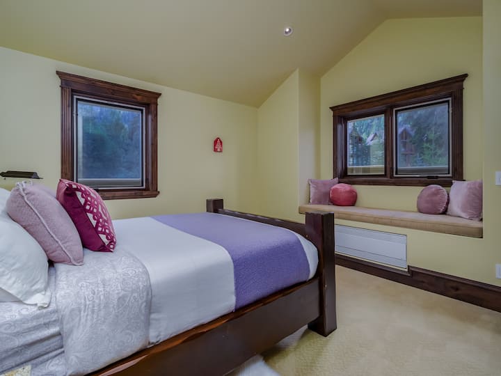 Chumba cha tatu cha kulala kwenye Ghorofa ya Juu na Kitanda aina ya Queen