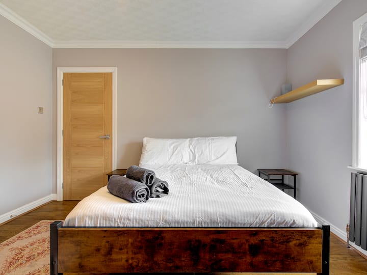 Habitación doble con una cama de tamaño perfecto y vistas a nuestra calle principal.