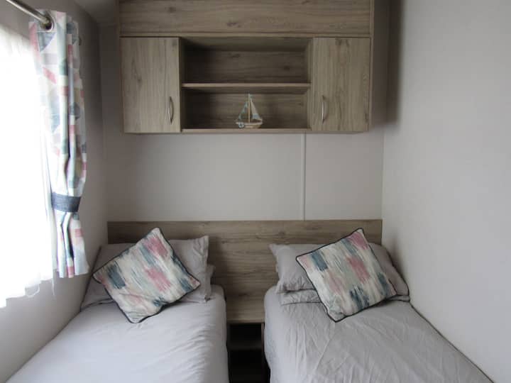 Dos camas individuales con almacenamiento