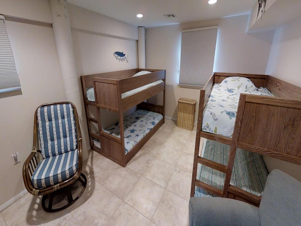 намира се на първия етаж
