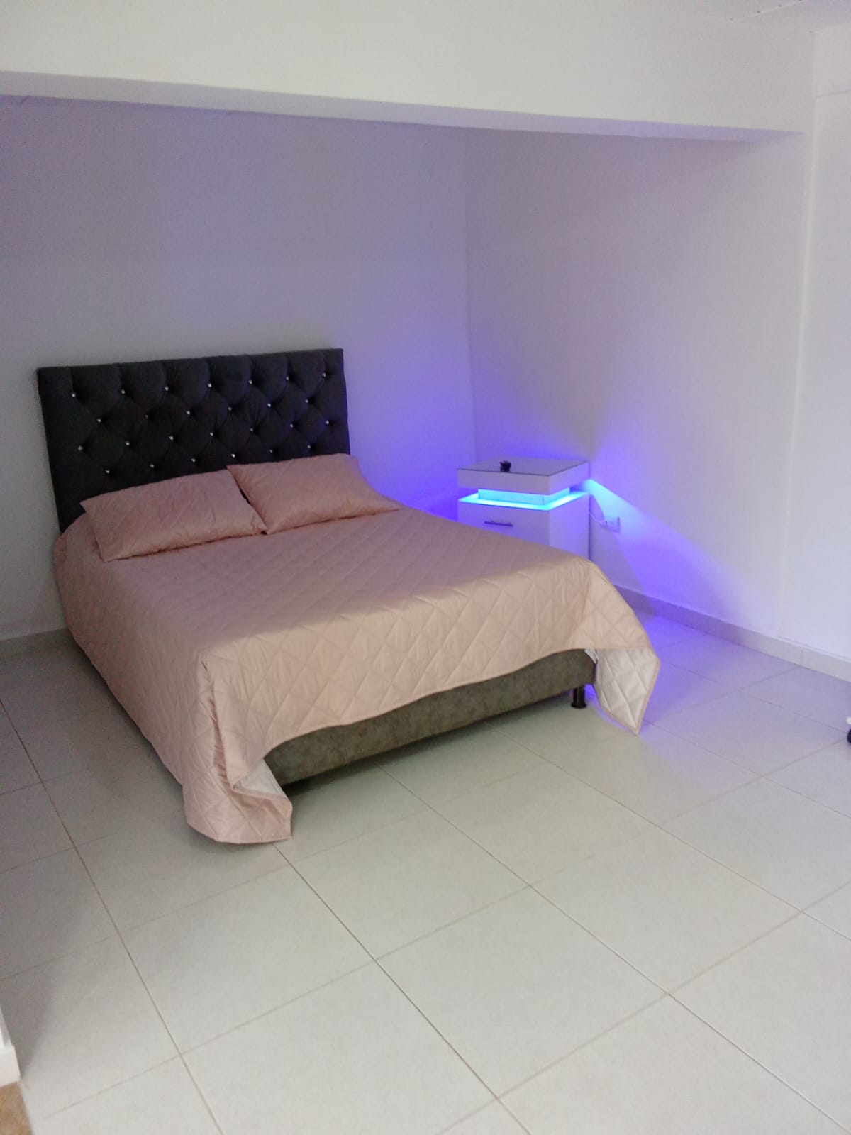 Habitación con  2 camas doble para 1, 2, 3 o 4 personas + sofa cama para 1 persona. Baño privado. Valor por noche $200.000