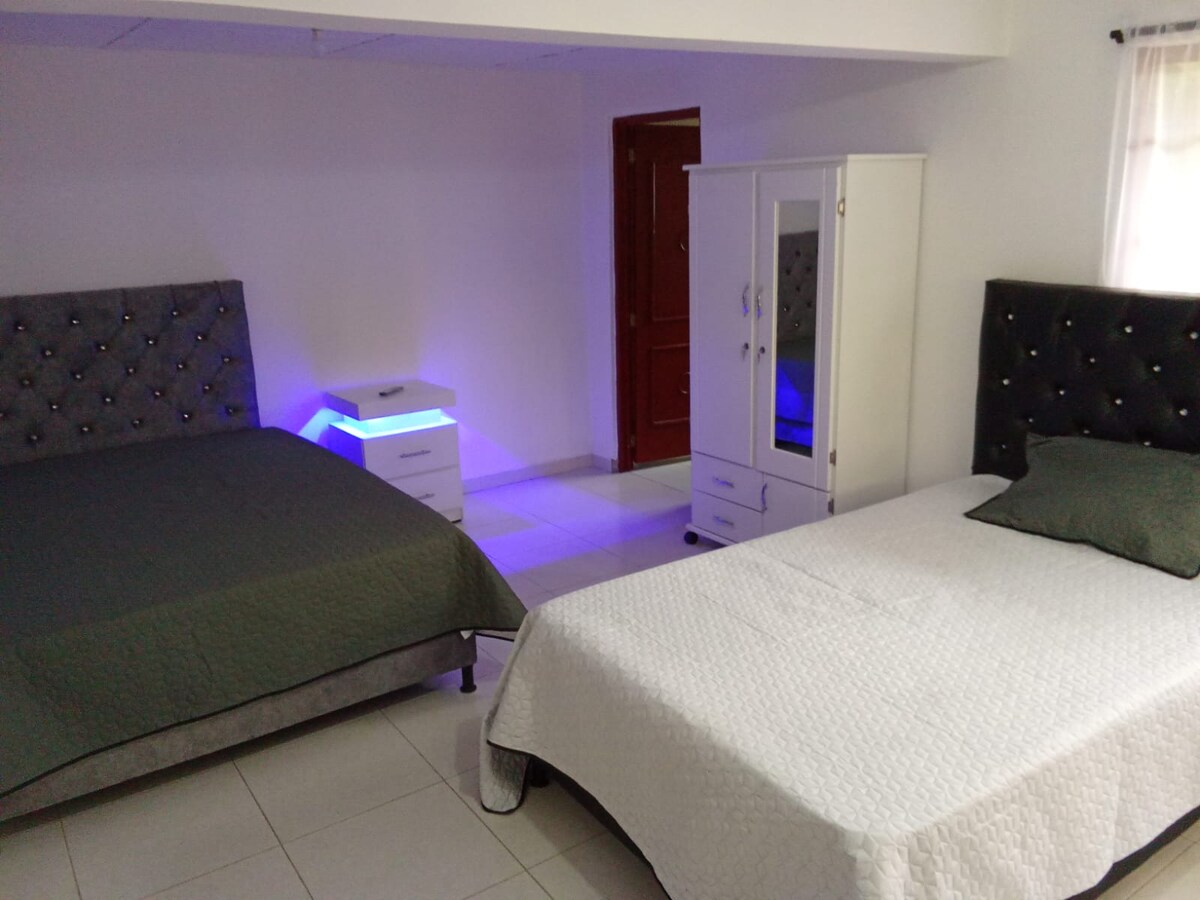 Habitación con cama doble + cama semi doble, para 1, 2 o 3 personas.  Baño privado. Valor noche $150.000