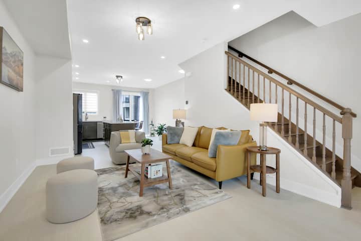 Modern 3-storey House W/garage - Near Rockcliffe - Ottawa