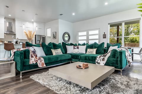 Popular Airbnb listing: Luxe Dallas Home | Rooftop + Game Room Fun in Los Altos