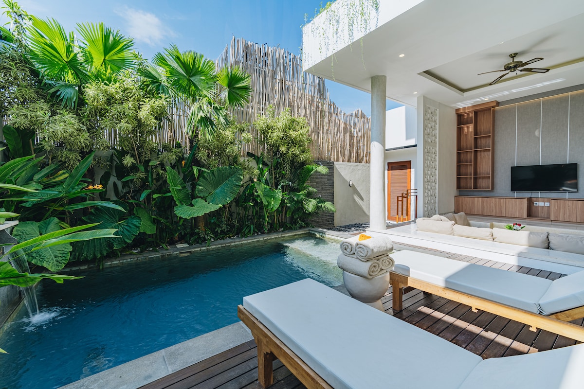 Villa in Kuta Utara · 2 bedrooms · 2 beds · 2 private baths, comparable Airbnb
