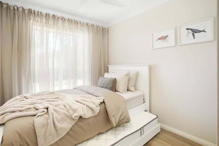 This room has
1 x King Single bed
1 x Single Trundle bed