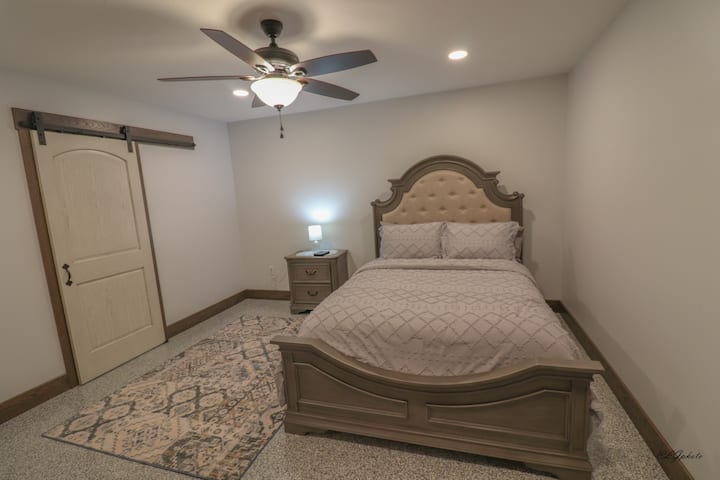 Cama tamaño queen, armario grande