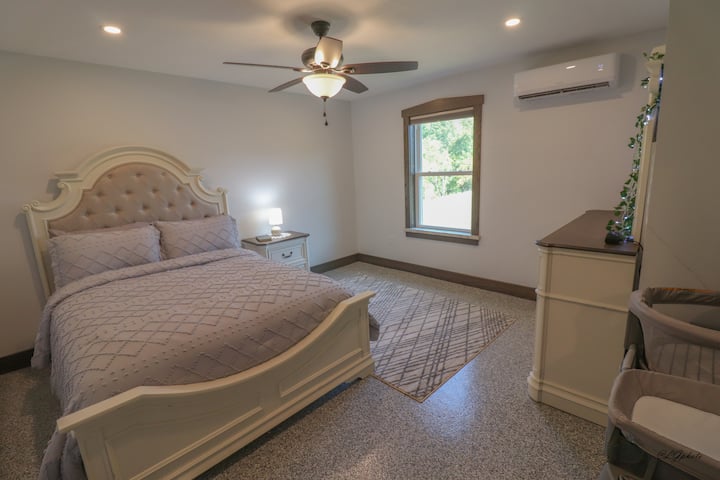 Cama tamaño queen, con parque infantil