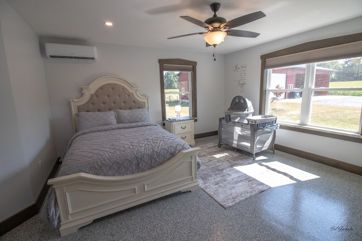 Dormitorio principal, cama tamaño queen, con baño completo y parque de juegos