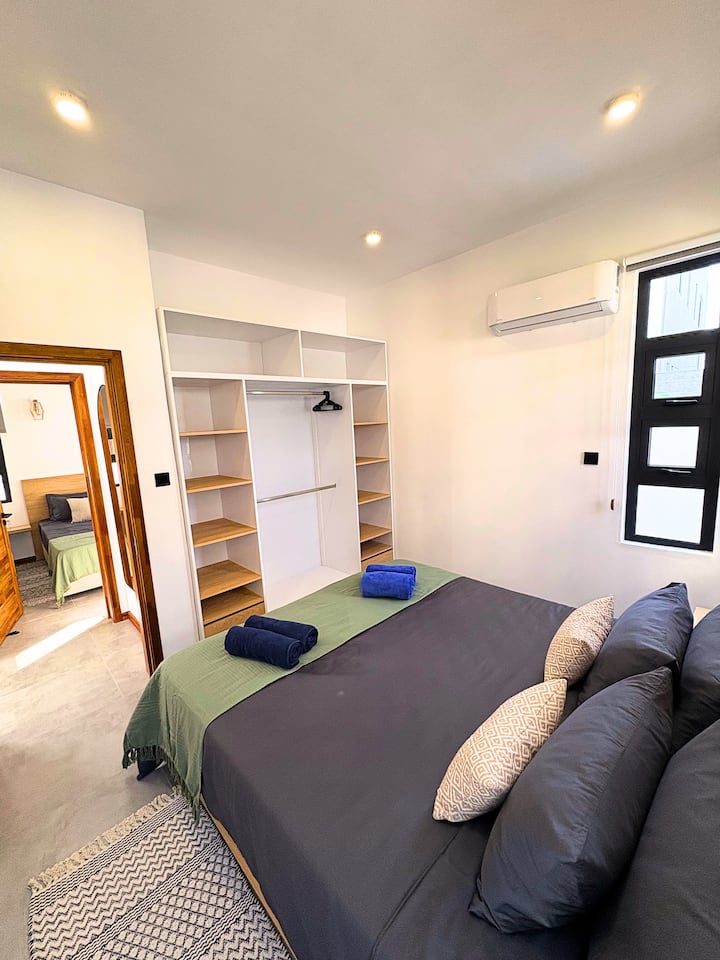 Sehemu tulivu na iliyosafishwa, inayofaa kwa usiku wa utulivu katika mazingira tulivu na madogo. Chumba cha kulala kilicho na kitanda kizuri cha ukubwa wa kifalme, chumba kikubwa cha kuvaa na kiyoyozi. 