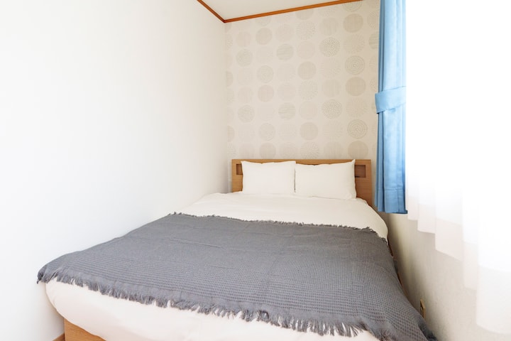 Тоа е компактна и мирна соба.
Нема клима-уред, но во зима има греалка на нафта која не го загадува воздухот и електрично ќебе.
Во лето, се инсталира клима-уред и греалка од типот Dyson.Исто така, тоа е соба која тешко се загрева дури и во лето.