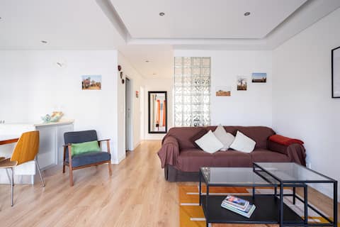 Popular Airbnb listing: Cosy & Sunny apartment - Santo Amaro Oeiras Beach in União Das Freguesias De Oeiras E São Julião Da Barra, Paço De Arcos E Caxias