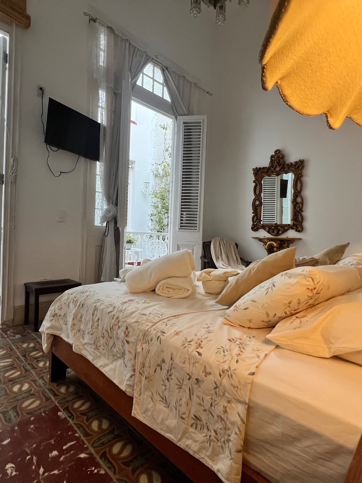 Оваа соба е идеална за самци или парови кои сакаат да уживаат во дополнителен луксуз. Собата се наоѓа на првиот кат и е декорирана во колонијален стил за да го рекреира раскошниот живот на кубанската буржоазија од тие времиња.