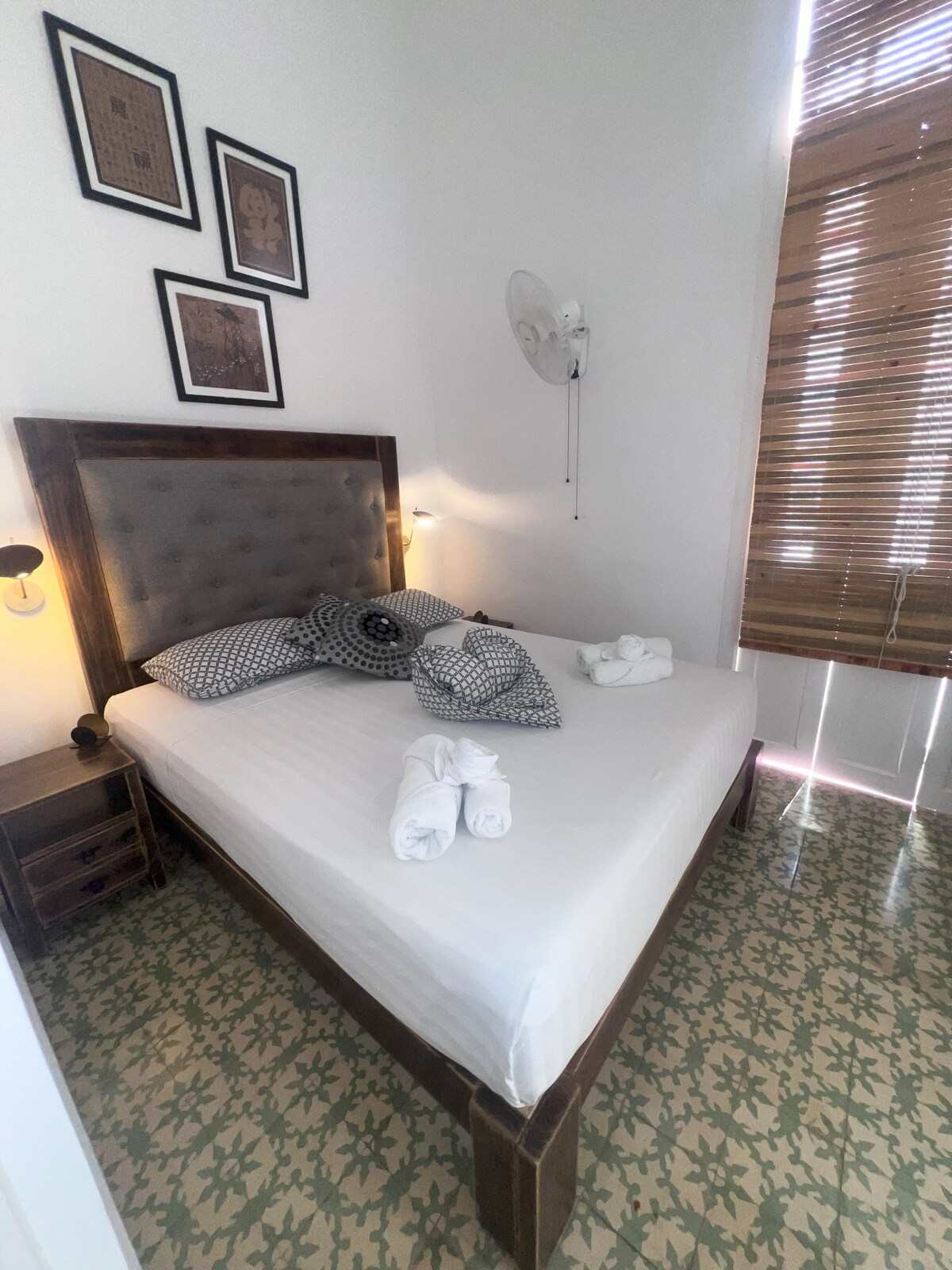 Собата на горниот кат во близина на балконот на улицата е внимателно декорирана и комбинирајќи модерен мебел со метални и дрвени изработки од локални занаетчии.