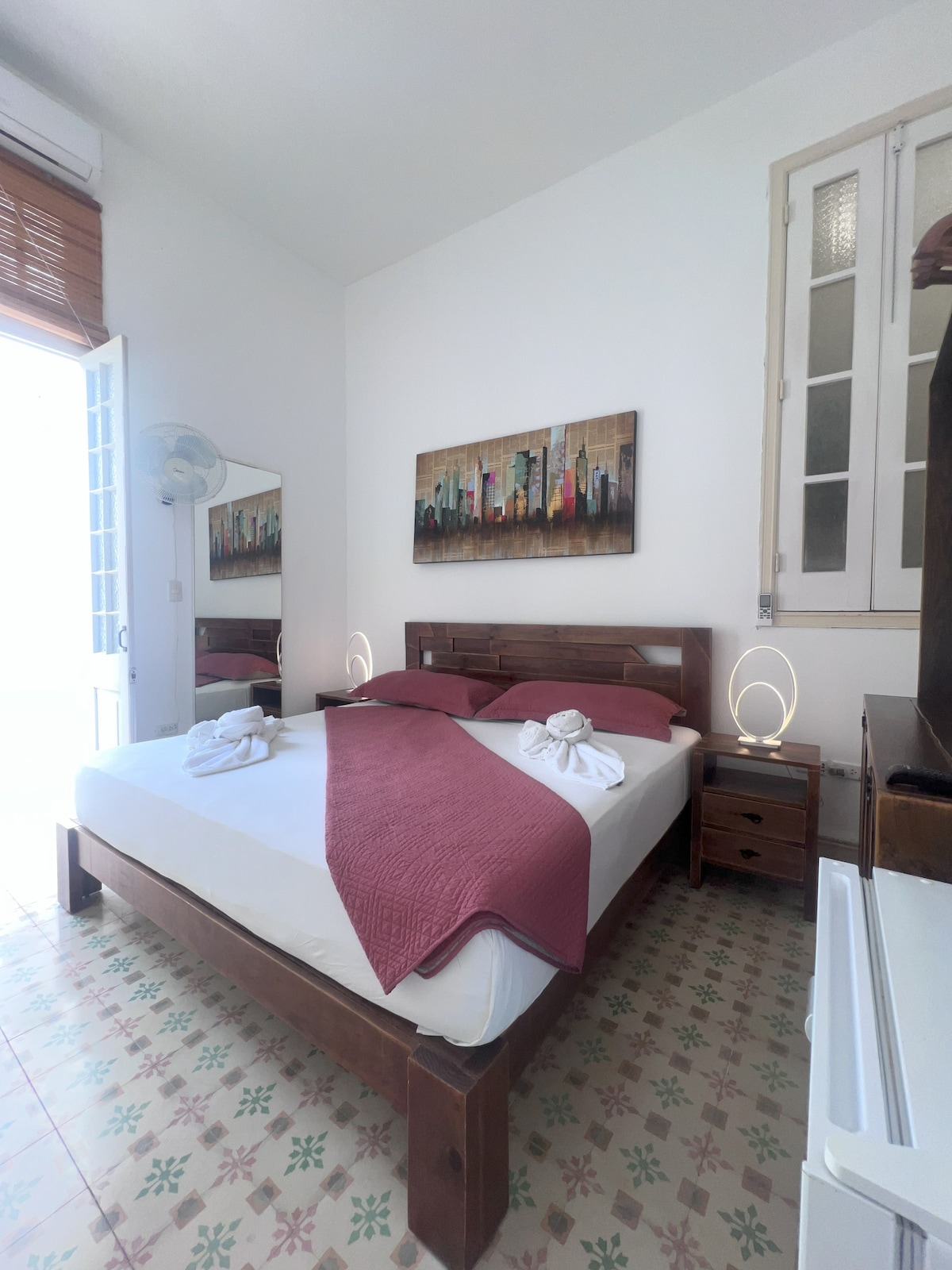 Соба на крајот од салата на најгорниот кат, декорирана со внимание на деталите и комбинирање на историското минато на куќата со модерен мебел направен од локални занаетчии, особено брачниот кревет.