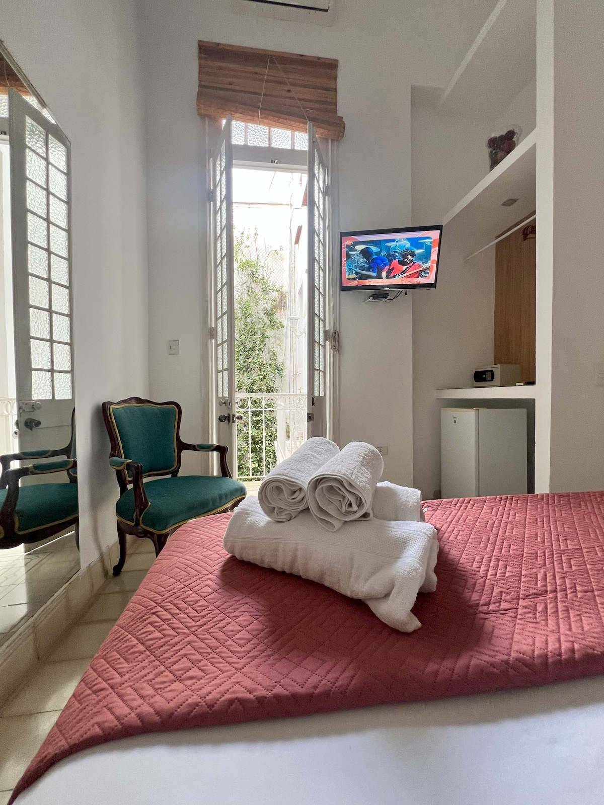 Собата се наоѓа на првиот кат и има романтична декорација каде што преовладува бела боја, омекната само од апстрактните слики, кремастата боја од екраните на светилките покрај креветот, завесите и прекрасниот стол на аголот. 