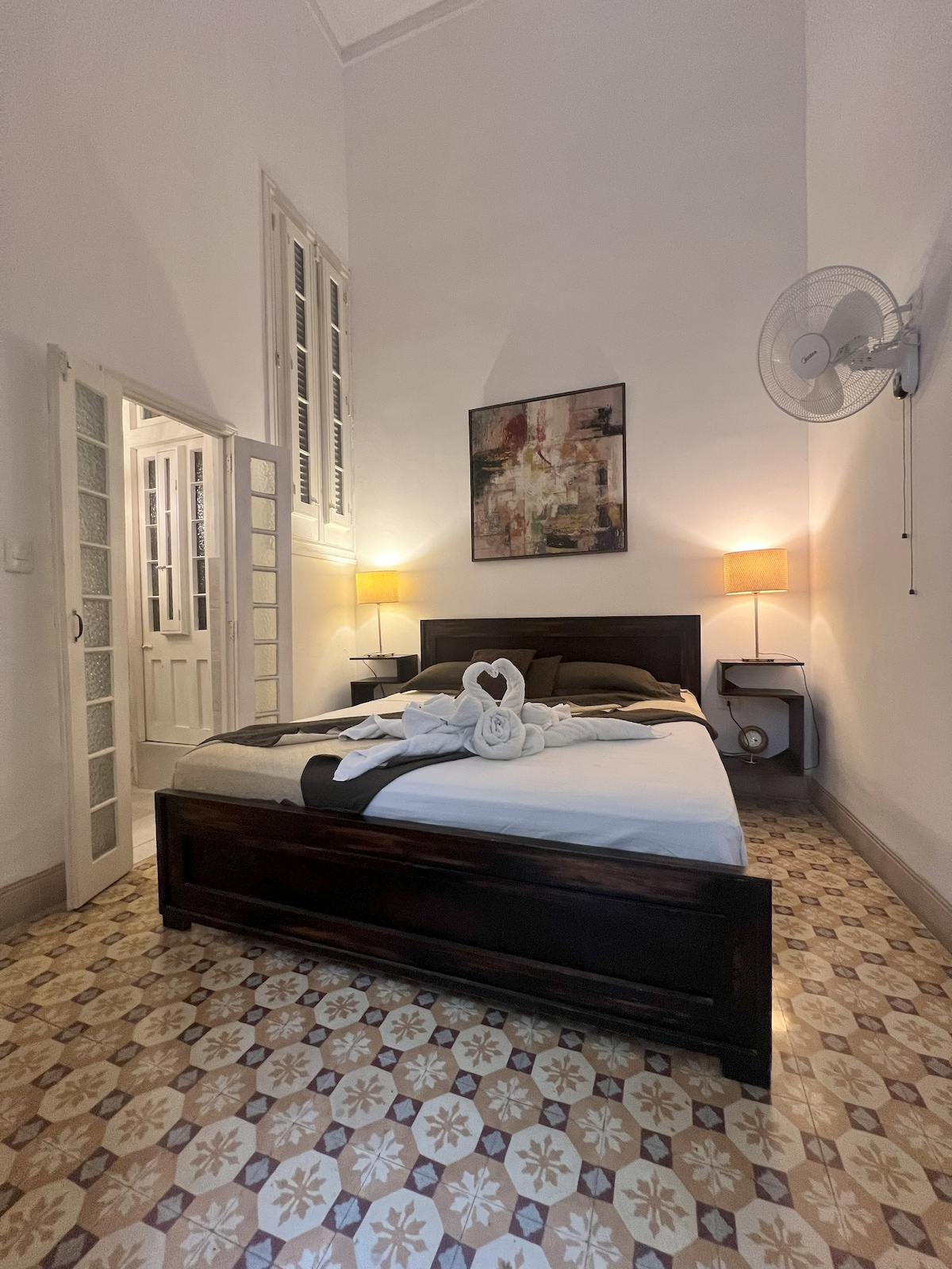 Оваа соба е свртена кон поплочениот двор на хотелот на приземјето. Декорацијата и брачниот кревет (широк 150-179 см) се меѓу неговите најатрактивни особености.