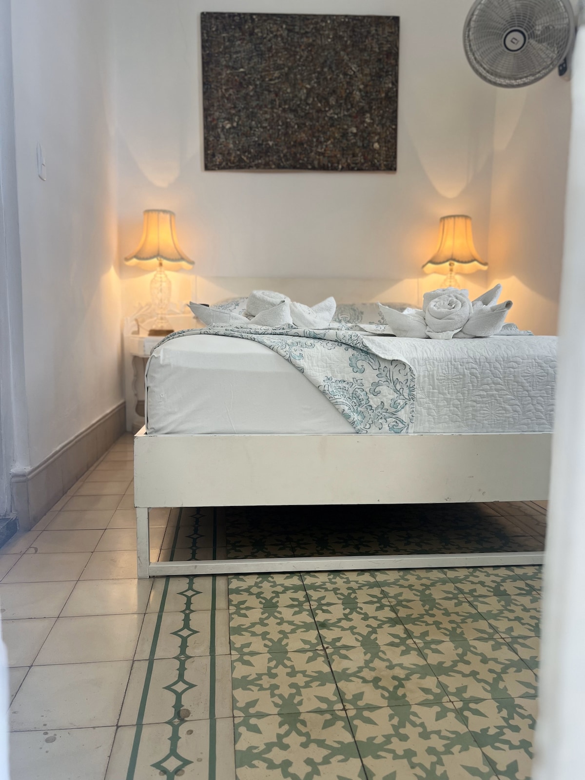 Оваа соба е на првиот кат и во близина на уличните балкони. Брачниот кревет (широк 150-179 см) има брачен кревет (широк 180-179 см) Деликатесите во деталите на декорацијата ја прават оваа соба идеална за парови.