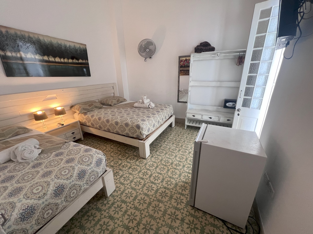 Соба на најгорниот кат декорирана со внимание на деталите и комбинирање на историското минато на куќата со модерен мебел направен од локални занаетчии.