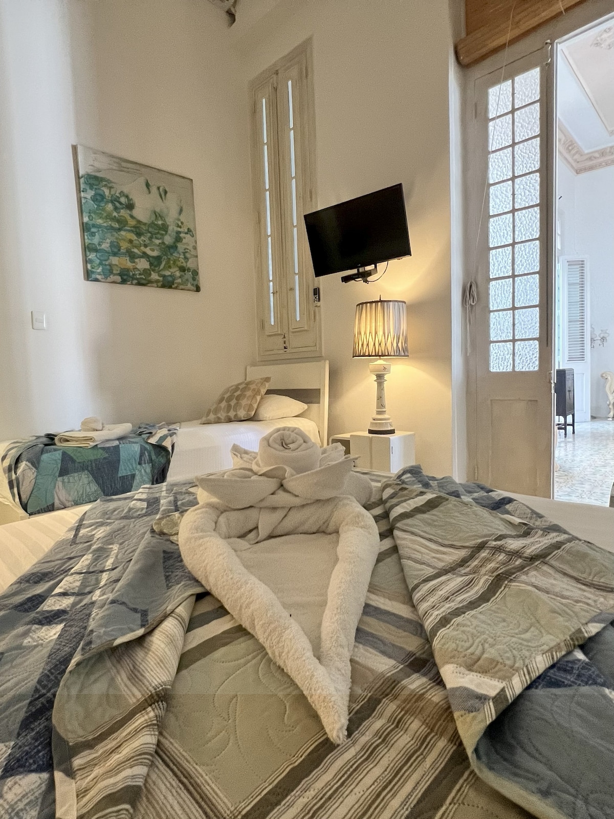 Оваа соба има еклектична декорација каде што преовладува бела боја; омекната само со апстрактните слики и кремастата боја од екраните на ноќните светилки. Таблата, ноќните масички, ѕидовите и прозорците се бели.