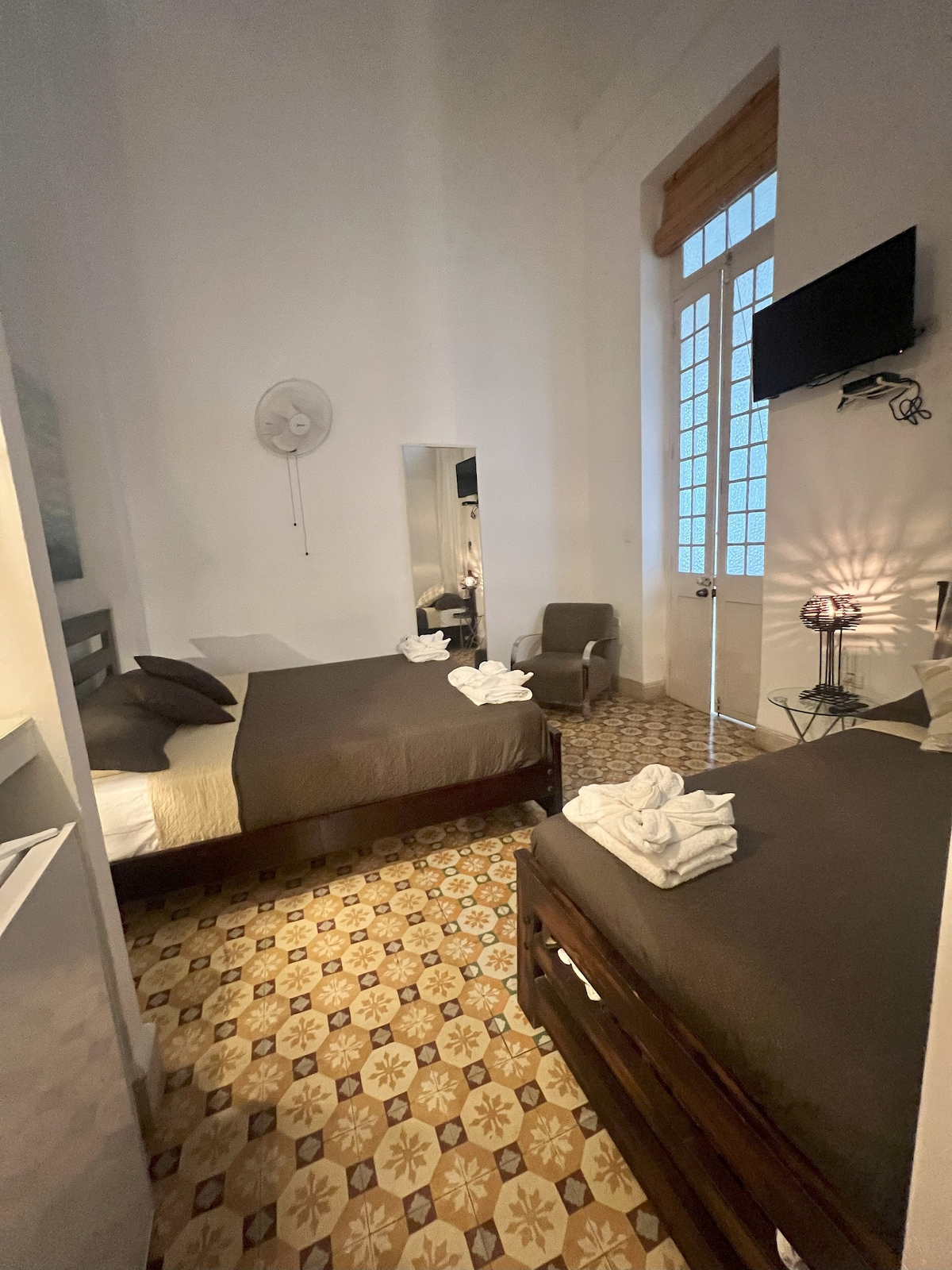 Оваа соба е на приземје. Има два кревета специјално дизајнирани за собата: брачен кревет (широк 150-179 см) и брачен кревет (широк 180-179 см). Современиот внатрешен дизајн е во контраст со буржоаската атмосфера на куќата.