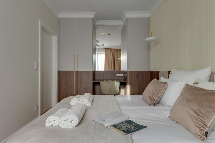 Втората спална соба е исто така опремена со двоен кревет, работен простор и практична гардероба. Одлична понуда за луѓе кои го комбинираат својот престој со професионалните обврски.