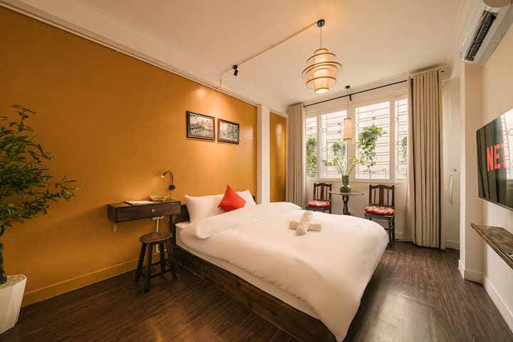 De slaapkamer is een comfortabel kingsize bed, zachte kussens en pluizig katoenen beddengoed. Unieke artistieke accenten zorgen voor een rustige en inspirerende retraite voor je uitje