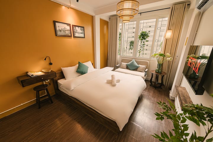 Stap in onze charmante en comfortabele woonkamer, met een gezellige bank, een eigen eethoek. Doordacht design met Vietnamese elementen voor een gastvrije sfeer tijdens je vakantie