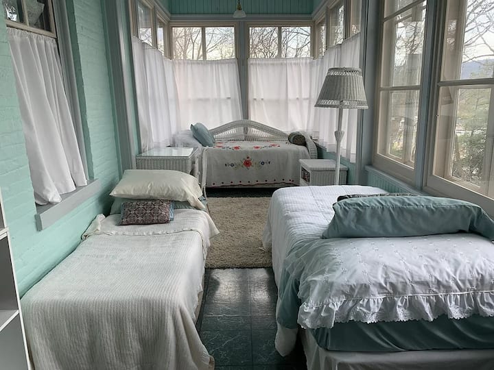 Собата во Флорида ја дели бањата во салата 