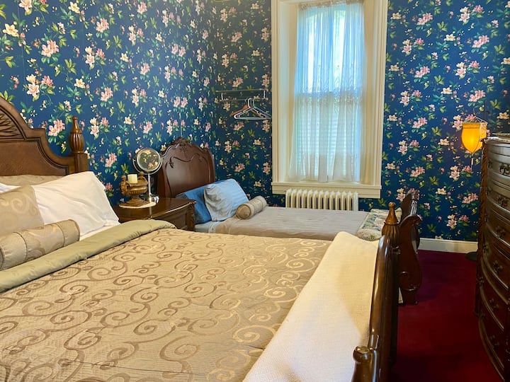 Собата со магнолија ја дели бањата со рози